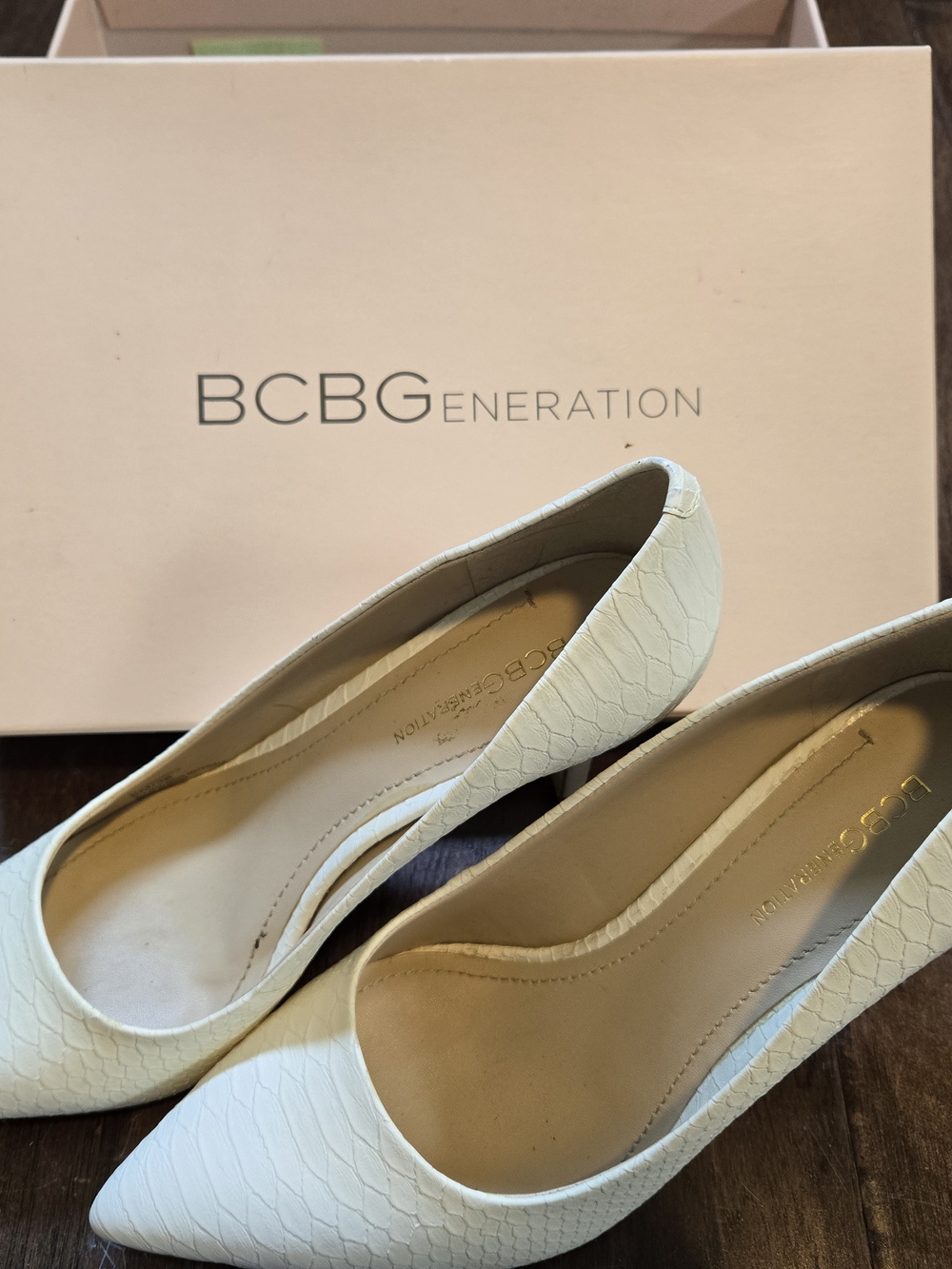 BCBGeneration Gaminkha White Stiletto Pumps Sz 8